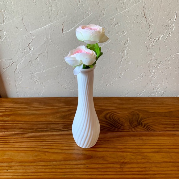 Vintage E.O. Brody Milk Glass Vase – Ribbed Swirl Pattern, USA 153 - Picture 4 of 10